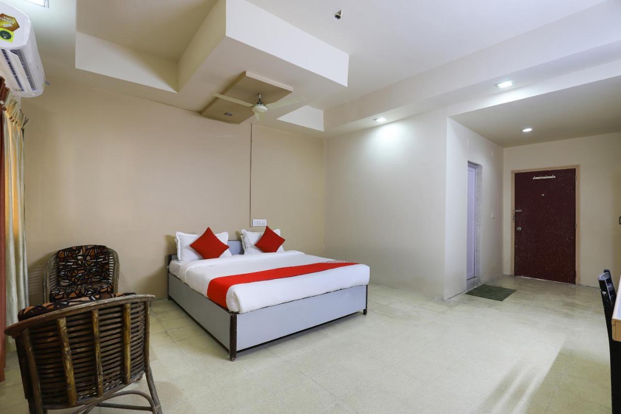 Oyo Hotel Park Veraval Exterior photo